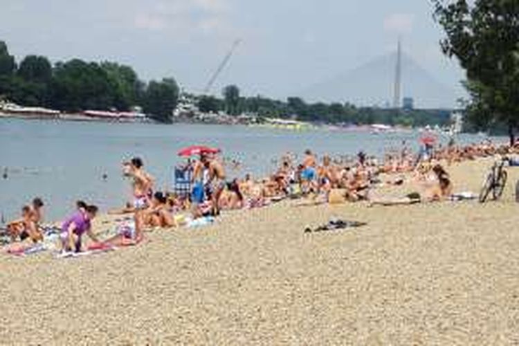 Danau Ciganlija Beograd tempat favorit warga bersantai di musim panas.