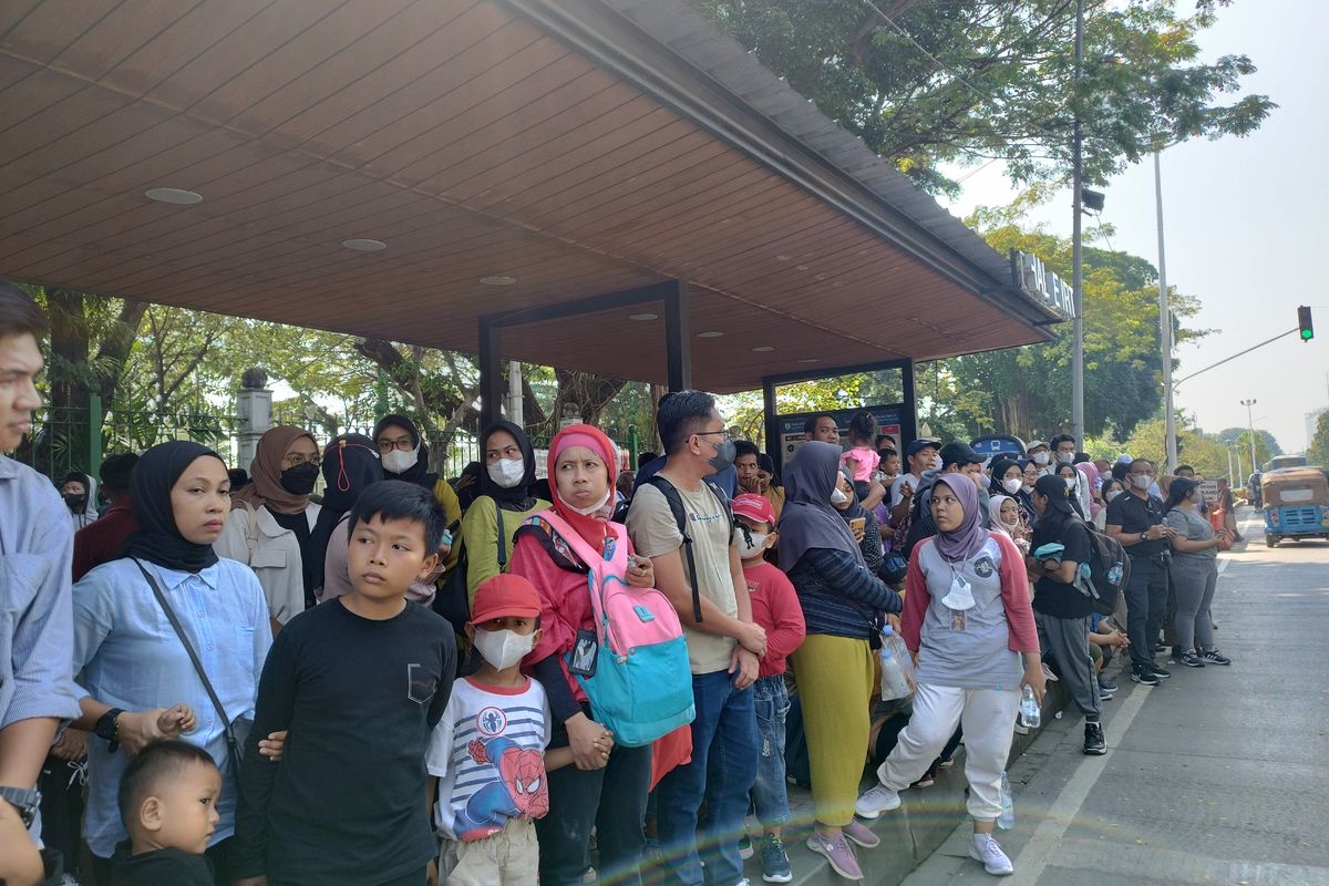 Sejumlah warga menunggu Bus Wisata Transjakarta di Halte IRTI Monas, Gambir, Jakarta Pusat, Minggu (11/6/2023). (KOMPAS.com/XENA OLIVIA)