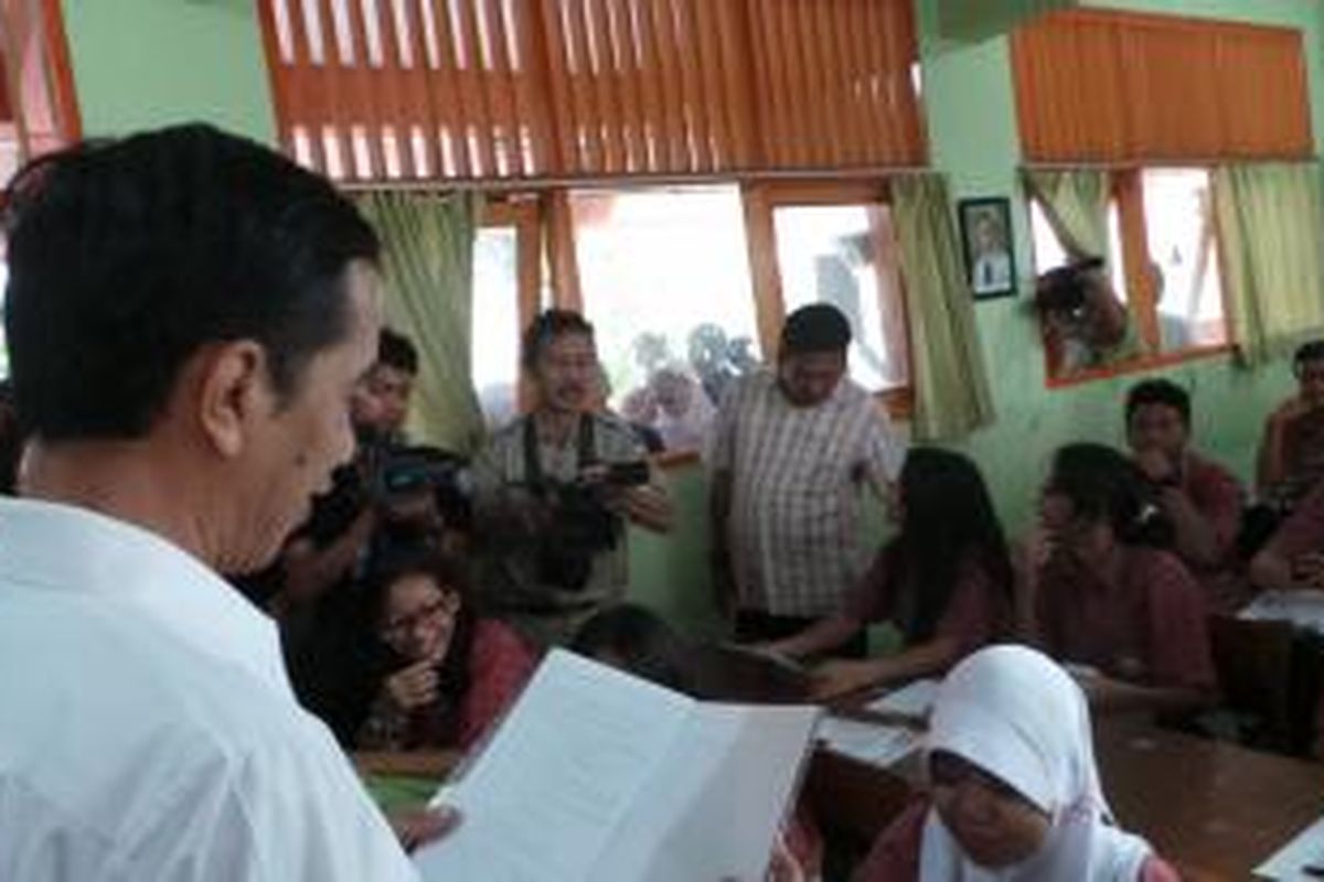 Gubernur DKI Jakarta Joko Widodo saat mengunjungi salah satu kelas di SMP Negeri 45, Cengkareng, Jakarta Barat, Selasa (11/3/2014).