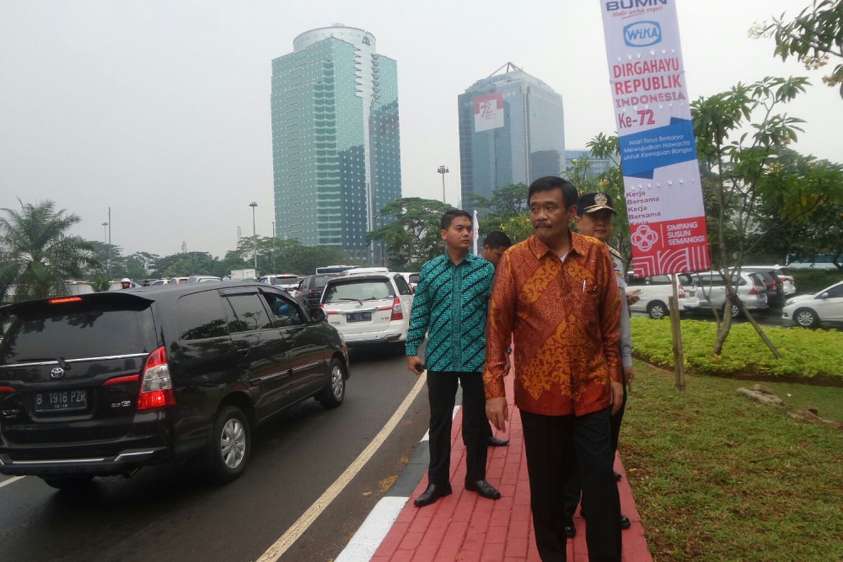 Gubernur DKI Jakarta Djarot Saiful Hidayat meninjau kesiapan Simpang Susun Semanggi sebelum diresmikan oleh Presiden Jokowi, Selasa (15/8/2017). 