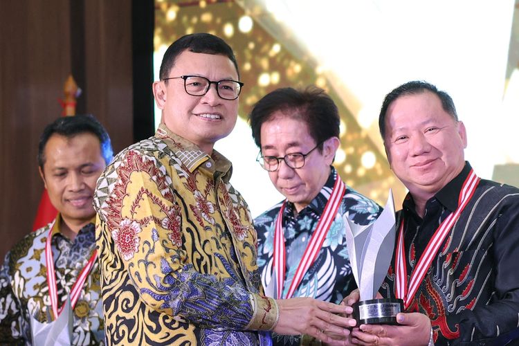 Penghargaan BPOM Achievement Award 2026 dalam kategori Pelopor Produsen Fitofarmaka Terbanyak di Indonesia diserahkan Kepala BPOM RI, Prof. dr. Taruna Ikrar kepada Direktur Utama PT Dexa Medica, Hery Sutanto, dalam rangkaian Hari Ulang Tahun ke-25 BPOM, di Jakarta, Sabtu, 31 Januari 2026.