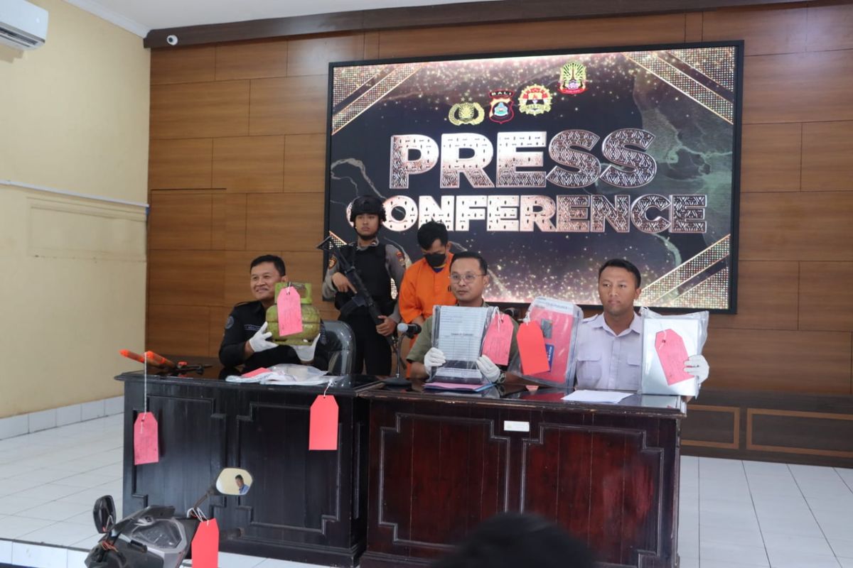 Polisi menangkap seorang pria berinisial IGPH (40) atas dugaan pembobolan dan pencurian alat-alat elektronik di sejumlah sekolah SD di Kabupaten Jembrana, Provinsi Bali. 