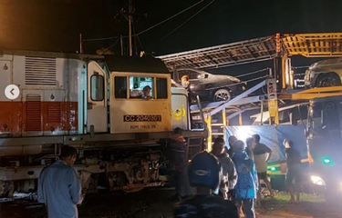 Tangkapan layar unggahan soal kecelakaan Kereta Api Sancaka dengan truk pembawa mobil di Mojokerto, Jawa Timur.