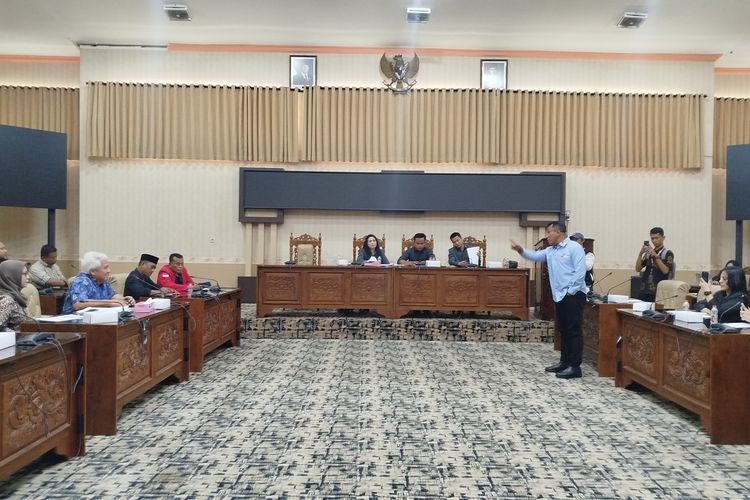 Anggota DPRD Banyuwangi meluapkan emosi kepada pihak perkebunan saat hearing di Gedung DPRD Banyuwangi, Jumat (10/1/2025). 