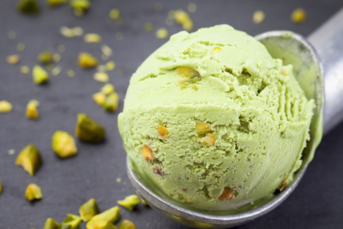 Es krim dengan taburan kacang pistachio
