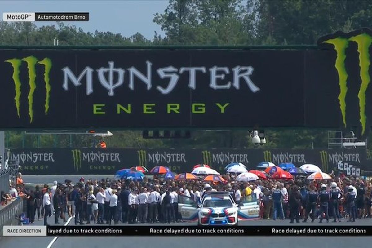 Balapan MotoGP Republik Ceko di Sirkiut Brno pada Minggu (4/8/2019) mengalami penundaan karena lintasan masih basah sebagian.