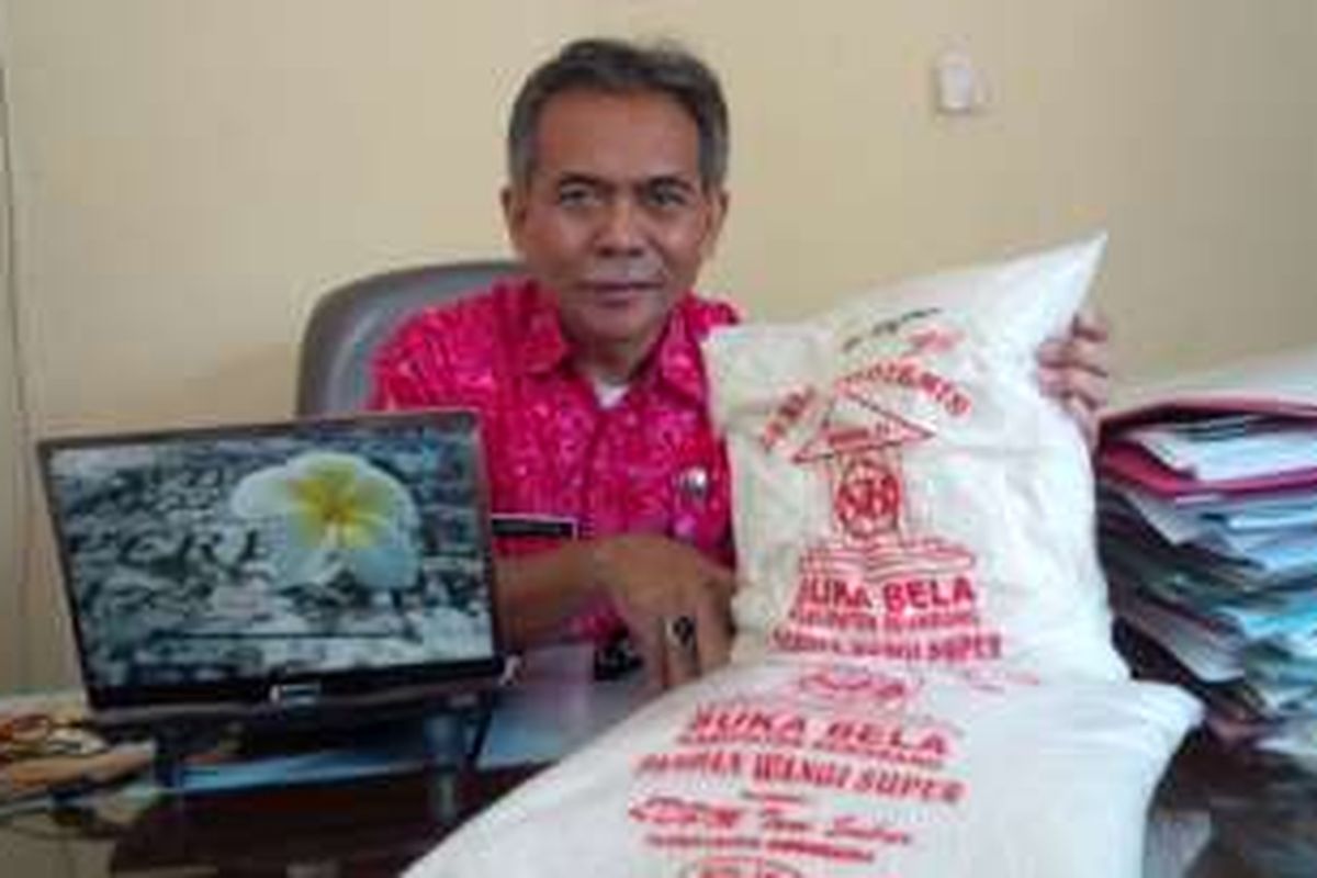Kepala Bidang Pelayanan Kesehatan (Yankes) Dinas Kesehatan Kabupaten Semarang, Ngakan dengan bangga menunjukkan dua kantong beras pandanwangi super kemasan 5 kilogram diatas meja kerjanya, Rabu (7/9/2016).  Beras tersebut merupakan bagian dari program Suka Bela yang diluncurkan Bupati Semarang, Juni 2016 lalu. 