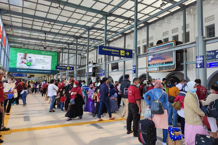 H-6 Lebaran 2022, para pemudik mulai padati Stasiun Pasar Senen untuk melakukan perjalanan ke kampung halamannya pada Selasa (26/4/2022).