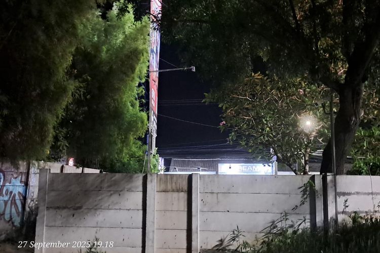 Kondisi pemasangan pagar GWK di area Maghada yang sudah dipasangi CCTV, Sabtu (27/9/2025) malam. 