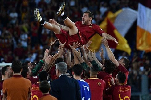Raih Gelar UEFA President's Award, Totti Sejajar dengan Para Legenda Ini
