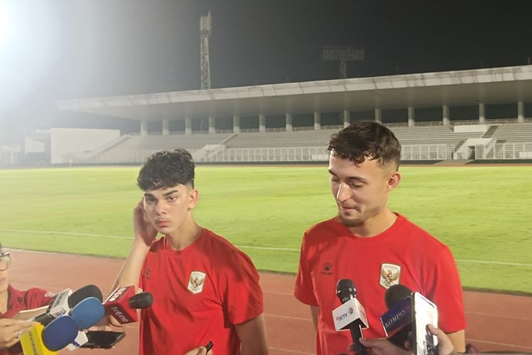 Pemain Timnas Indonesia, Mathew Baker (kiri) dan Ivar Jenner