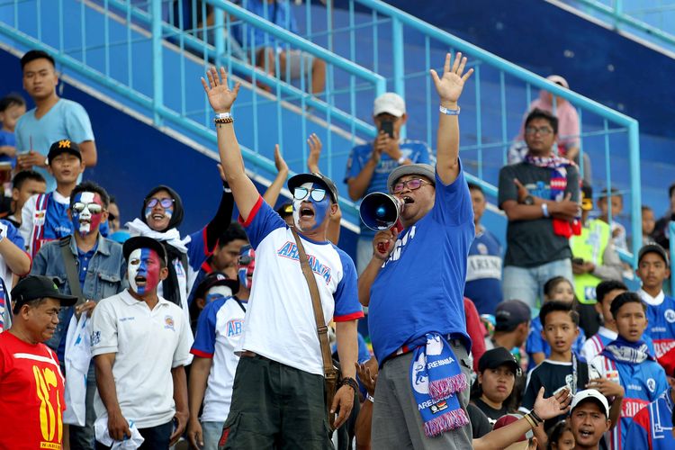 El Kepet, dirijen sekaligus tamu spesial hadir di tribun VIP Stadion Kanjuruhan pada laga Arema FC melawan Kalteng Putra di pekan ke-30 Liga 1 2019, Minggu (1/12/2019) sore.