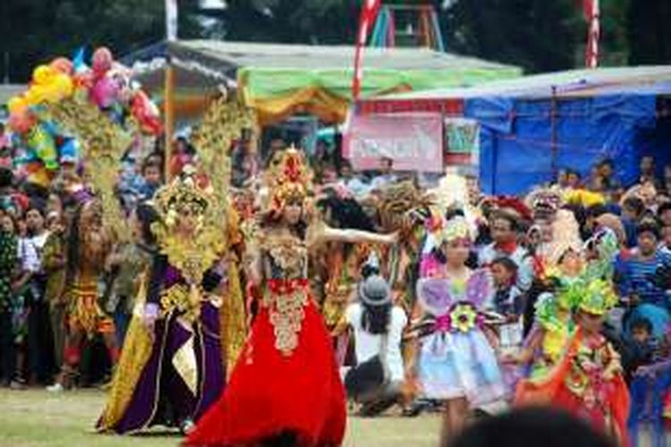 Pembukaan Festival Rawa Pening (FRP), di Lapangan Pangsar Jendral Sudirman, Ambarawa, Jawa Tengah, Jumat (21/10/2016) siang dimeriahkan oleh tarian gambyong kolosal, gedruk buto, dan kontes puluhan kostum unik. 