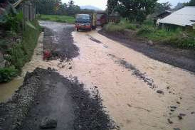 Sejumlah ruas jalan di wilayah Kecamatan Rumpin, Kabupaten Bogor, mengalami kerusakan jalan. Kerusakan ruas jalan yang terjadi di wilayah tersebut, diyakini akibat aktivitas truk-truk pertambangan.