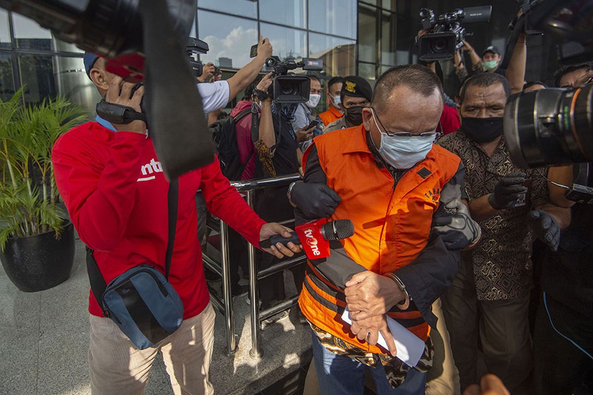 Tersangka kasus dugaan suap gratifikasi senilai Rp46 miliar, Nurhadi menghindari wartawan usai menjalani pemeriksaan di Gedung KPK, Jakarta, Selasa (2/6/2020). KPK menangkap Nurhadi yang merupakan mantan Sekretaris Mahkamah Agung (MA) dan menantunya, Riezky Herbiyono di Simprug, Jakarta Selatan pada Senin (1/6) malam setelah buron sejak hampir empat bulan lalu.