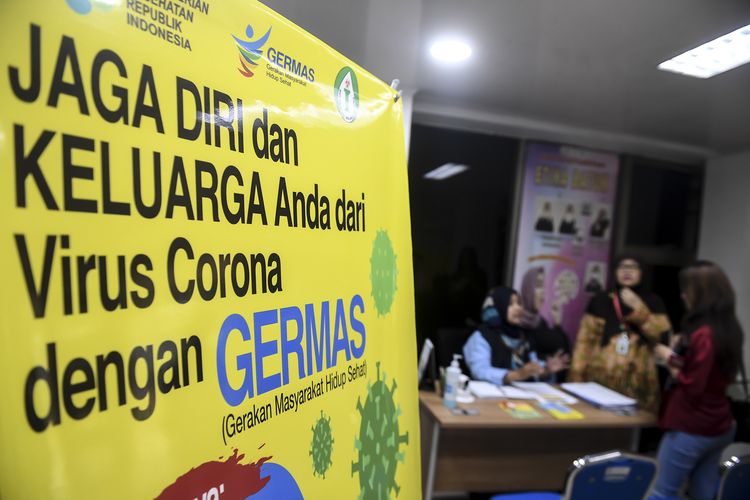 Seorang jurnalis mencari informasi dari seorang petugas Pos Pemantauan virus Covid-19 di RSPI Prof. Dr. Sulianti Saroso, Sunter, Jakarta Utara, Rabu (4/3/2020). Pos pemantauan tersebut dibuka untuk masyarakat yang ingin berkonsultasi apabila mengalami gejala terjangkit virus Covid-19.