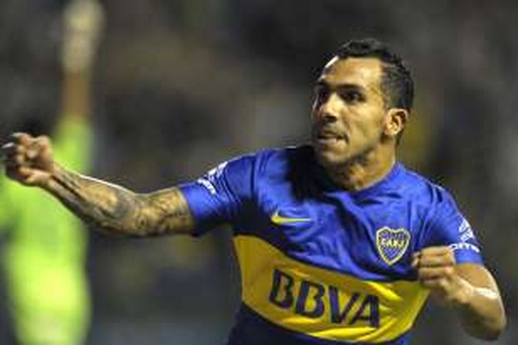 Penyerang Boca Juniors, Carlos Tevez, melakukan selebrasi usai membobol gawang Newell's Ol Boys dalam laga kasta tertinggi Argentina dui Stadion La Bombonera, Sabtu (20/2/2016).