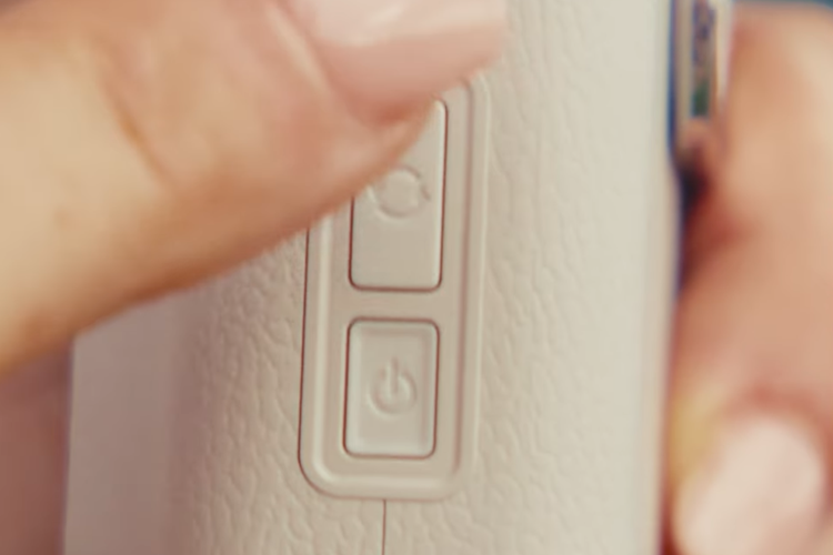 Tombol ganti kamera di samping bodi InstaX Mini Liplay Plus