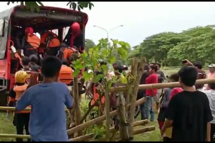 Buru babi hingga hanyut di sungai, seorang pria di Polewali Mandar ditemukan tewas tersangkut di ranting bambu. 