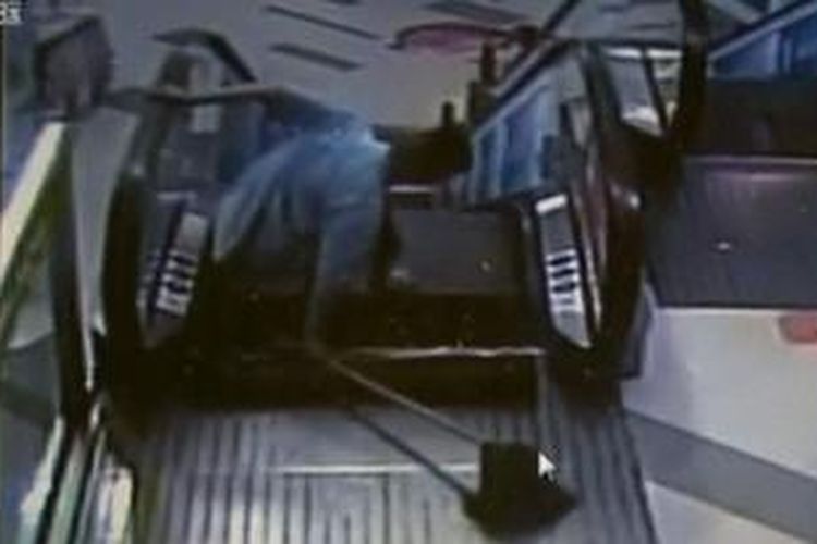 Dalam foto yang diambil dari rekaman CCTV sebuah pusat perbelanjaan di Shanghai, China ini terlihat bagaimana seorang pekerja kebersihan berjuang melepaskan kakinya yang terjepit di dalam mesin eskalator. Meski berhasil dibebaskan, kaki pria ini terpaksa diamputasi karena lukanya yang terlalu parah.