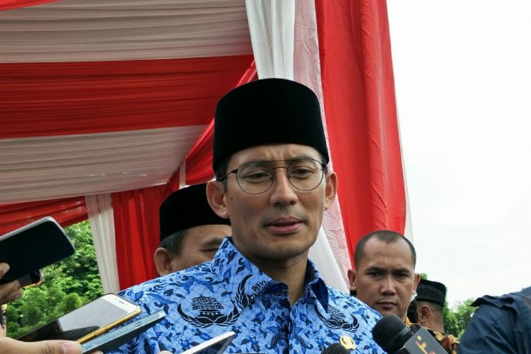 Wakil Gubernur DKI Jakarta Sandiaga Uno seusai memimpin upacara peringatan Hari Pahlawan di Lapangan IRTI, Monas, Jakarta Pusat, Jumat (10/11/2017).