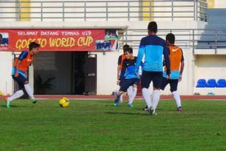 Tim Nasional Indonesia U-19 memantapkan strategi bertahan di lapangan GOL Universitas Negeri Yogyakarta (UNY), Kamis (4/9/2014) pagi. 
