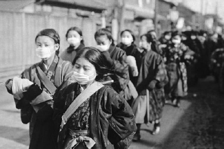 Para siswi di Jepang menggunakan masker dalam perjalanan ke sekolah pada tahun 1920.