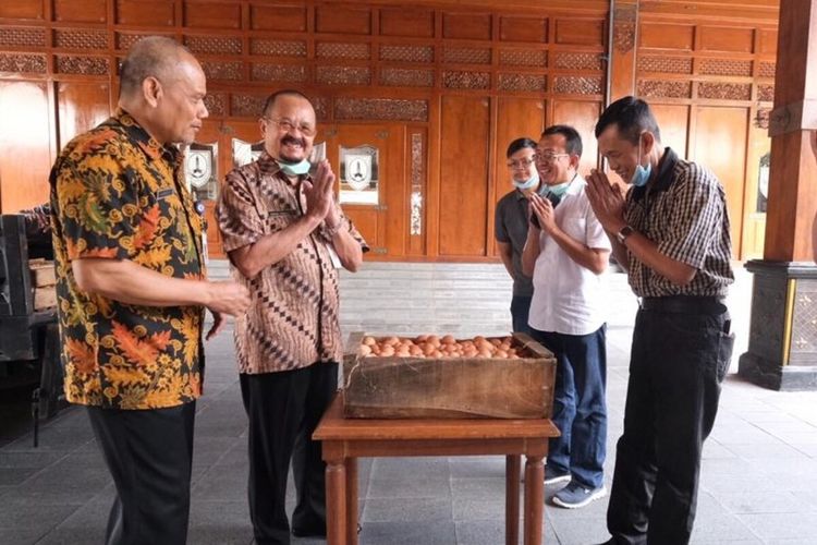 Penyerahan 2.000 telur dukungan dari PPN Solo kepada Pemkot Surakarta untuk menengani Covid-19 di Balai Kota Surakarta, Jawa Tengah, Rabu (1/4/2020).