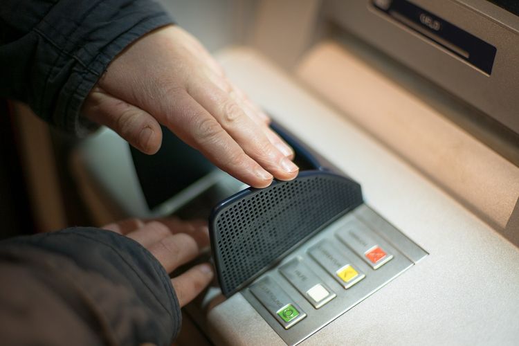 Ilustrasi tarik tunai tanpa kartu di ATM BCA. Perubahan masa berlaku kode transaksi tarik tunai tanpa kartu atau cardless Bank BCA.