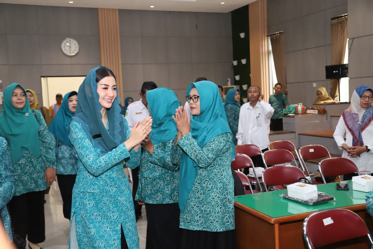 Ketua Tim Penggerak Pemberdayaan Kesejahteraan Keluarga (TP PKK) Kabupaten Trenggalek Novita Hardini dalam Workshop Pencegahan Perkawinan Anak (Cepak) bagi TP PKK Kabupaten/Kota Jawa Timur di Kabupaten Trenggalek, Senin (1/8/2023).
