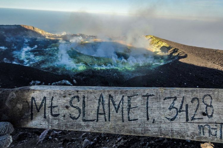 Kondisi kawah Gunung Slamet pada tahun 2015.