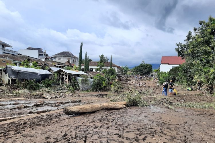 Sejumlah warga dan tim gabungan saat membersihkan sisa material banjir bandang di Desa Bulukerto, Kecamatan Bumiaji, Kota Batu, Jumat (5/11/2021).