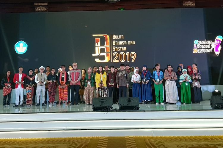 Sebagian pemenang penghargaan dan lomba dalam puncak peringatan Bulan Bahasa dan Sastra 2019 yang diselenggarakan oleh Badan Pengembangan Bahasa dan Perbukuan di Jakarta, Senin (28/10/2019).