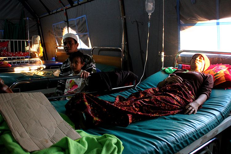 Suriatun (30), pasien malaria asal dusun Medas, Desa Kekait, tengah menjalani perawatan intensif di Puskesmas Gunung Sari, Lombok Barat, Rabu (12/9/2018). 
