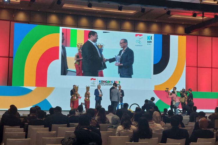 Ketua Umum Komite Olimpiade Indonesia, Raja Sapta Oktohari, dan Menpora Dito Ariotedjo saat memberikan penghargaan kepada cabor berprestasi pada SEA Games 2023 dalam acara Kongres KOI di Hotel Fairmont, Jakarta, Jumat (30/6/2023). 