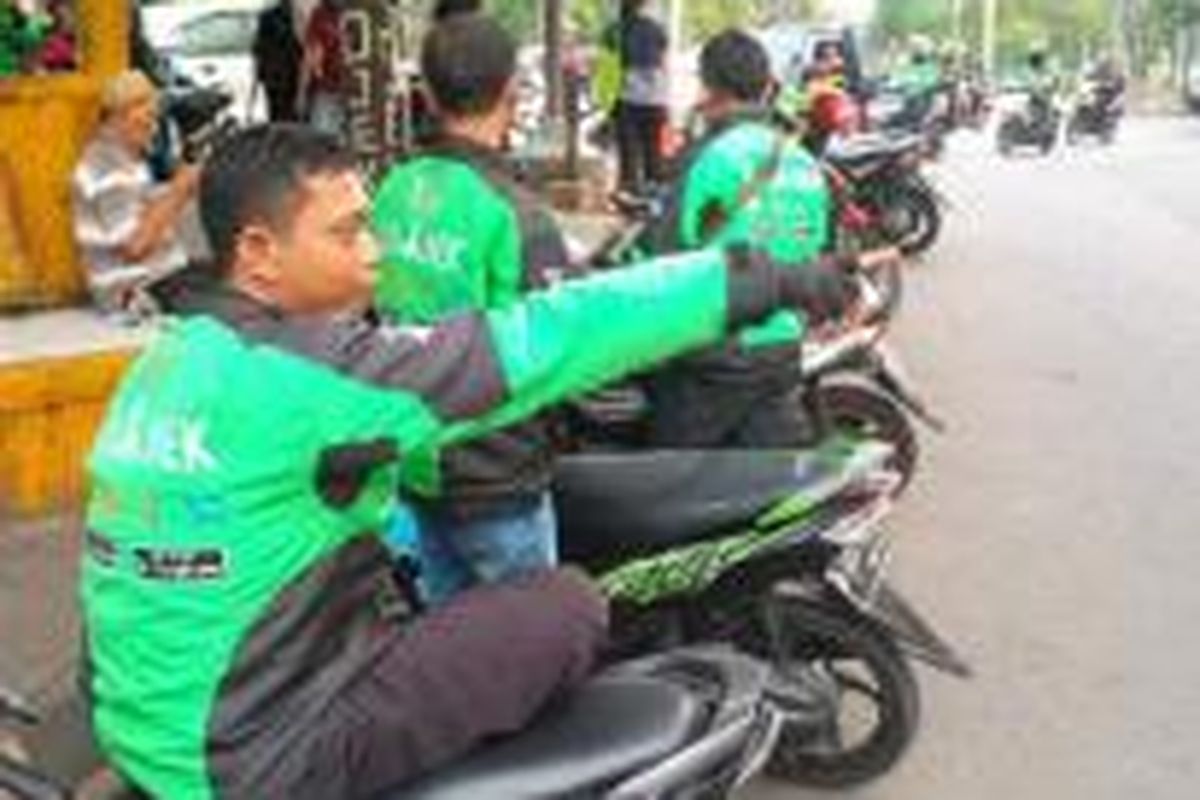 Pengemudi Go-Jek di kawasan Palmerah, Jakarta Pusat, Senin (2/11/2015).