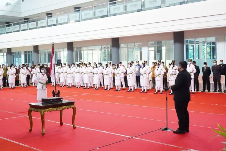 Bupati Kediri kukuhkan 74 anggota Paskibraka Kabupaten Kediri di Convention Hall Simpang Lima Gumul (SLG), Senin (15/8/2022) 

