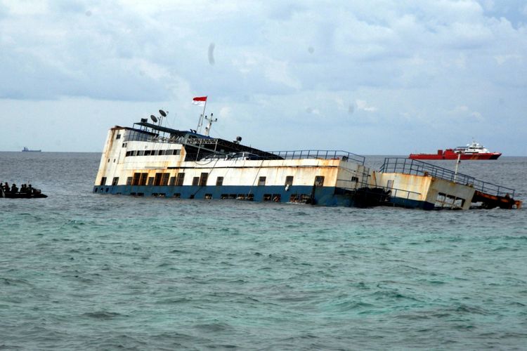 Tim gabungan TNI, Polri dan Basarnas melakukan pencarian korban KMP Lestari Maju yang tenggelam di sekitar lokasi tenggelamnya kapal di perairan Selayar, Sulawesi Selatan, Kamis (5/7/2018). KM Lestari Maju yang membawa penumpang 189 orang yang berangkat dari Pelabuhan Bira Bulukumba menuju Kabupaten Kepulauan Selayar tenggelam dan mengakibatkan 35 orang meninggal dunia, 155 orang selamat dan satu orang masih dalam pencarian.