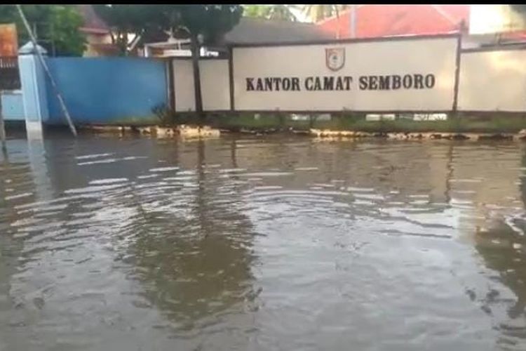 Kantor Camat Semboro Kabupaten Jember yang tergenang air karena banjir