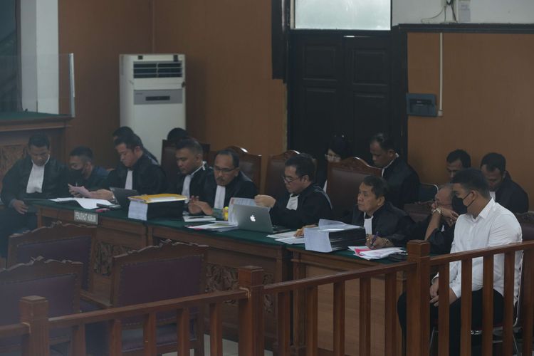 Mario Dandy Satriyo dan Shane Lukas, terdakwa penganiayaan remaja berinisial D menjalani sidang di Pengadilan Negeri (PN) Jakarta Selatan, Selasa (13/6/2023). Agenda sidang lanjutan kali ini mendengarkan keterangan saksi salah satunya orang tua D, Jonathan Latumahina.