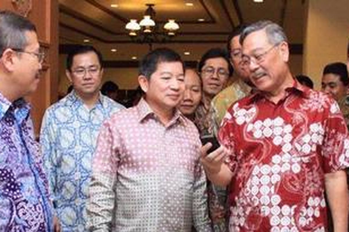 Menpera Suharso Monoarfa berbincang-bincang dengan Ketua DPP REI Setyo Maharso dan Mantan Ketua DPP REI Teguh Satria di sela-sela kegiatan Konsultasi Regional Wilayah Tengah Program Pengembangan Kawasan Tahun Anggaran 2011 di Hotel Inna Grand Bali Beach, Sanur, Bali, Kamis (24/2).