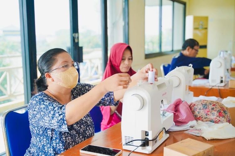 Produsen pampers Bumbi melibatkan perempuan dalam rantai produksi, wujud nyata usaha yang inklusif dan berkelanjutan.
