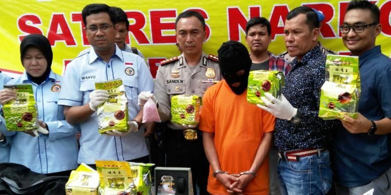 Kapolrestabes Medan Kombes Pol Sandi Nugroho memaparkan kasus pengungkapan narkotika yang menewaskan satu bandar narkoba, Sabtu (24/12/2016)