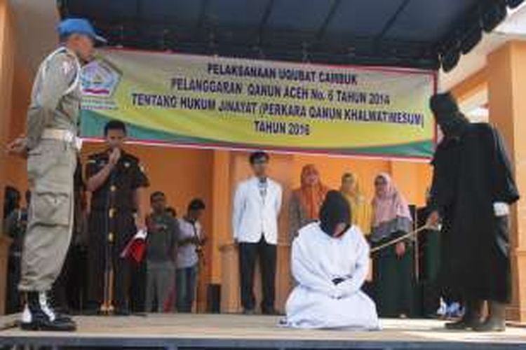 Seorang pelaku khalwat mendapatkan hukuman cambuk dari seorang algojo dihalaman Gedung Olah Seni (GOS) Takengon, Aceh Tengah, Aceh, Kamis (1/9/2016).