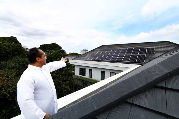 Panel surya yang dipasang di atap kompleks bangunan Katedral Jakarta mencapai 238,02 kWp atau setara dengan 183 unit rumah dengan daya 1.300 watt.