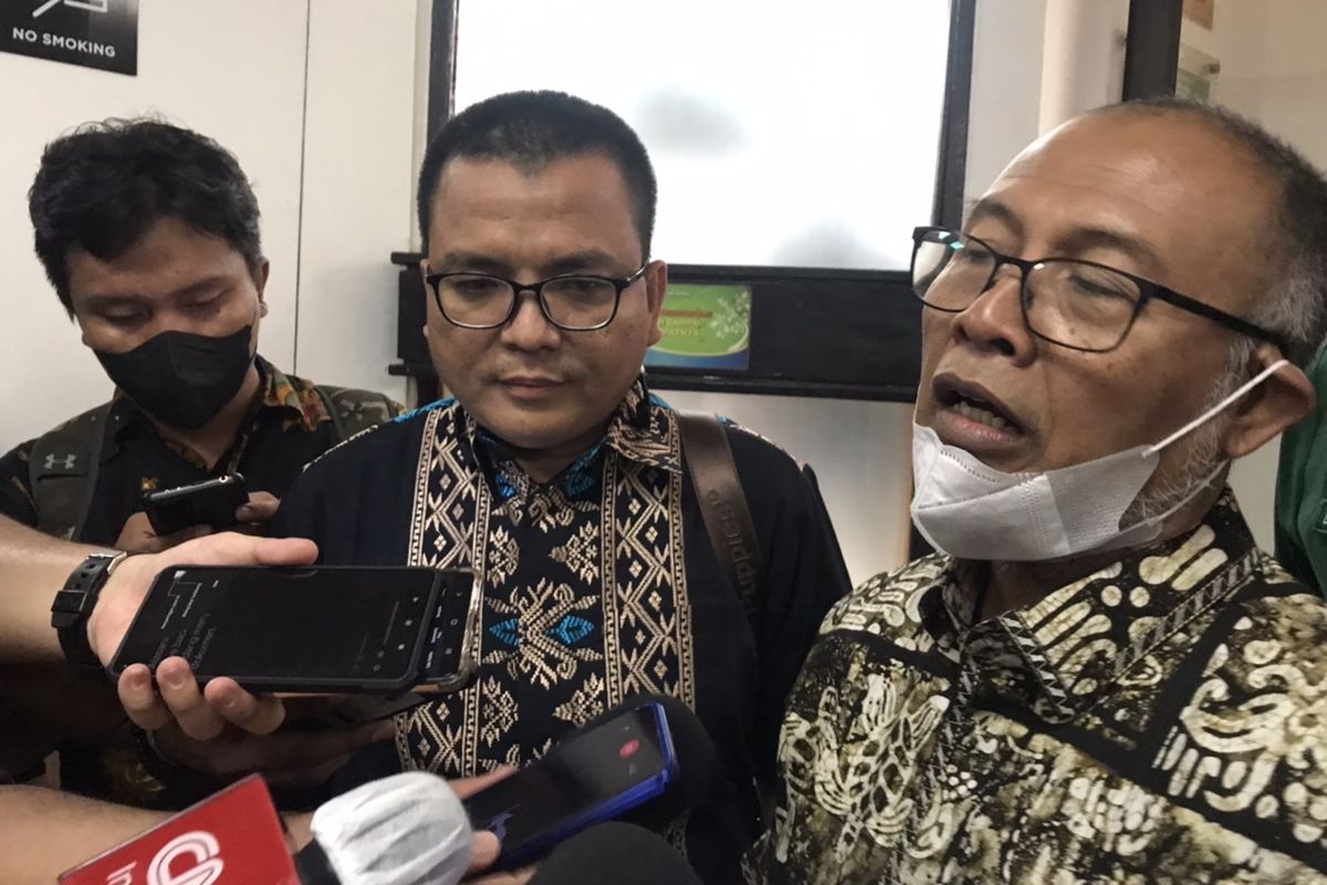 Kuasa hukum mantan Bupati Tanah Bumbu, Mardani H Maming, Bambang Widjojanto dan Denny Indrayana dalam persidangan praperadilan melawan Komisi Pemberantasan Korupsi (KPK) di Pengadilan Negeri (PN) Jakarta Selatan, Selasa (12/7/2022).