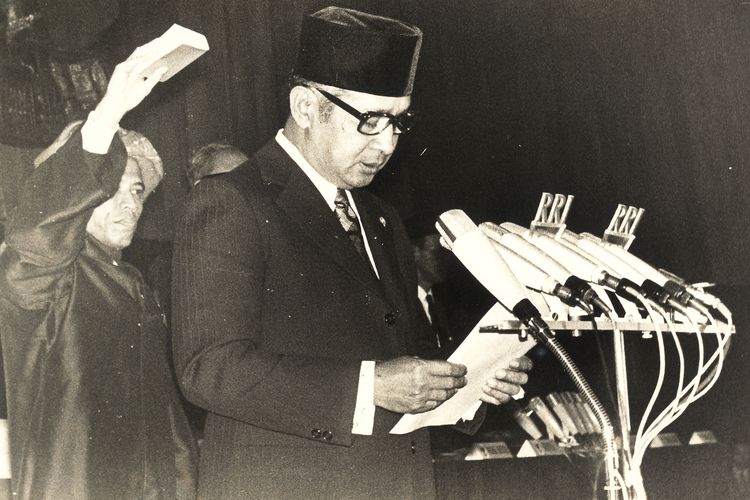 Presiden Soeharto saat dilantik/disumpah menjadi Presiden.
