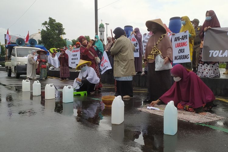 Aksi teatrikal emak-emak yang tergabung dalam Aliansi Perempuan Banyumas Bersatu saat unjuk rasa menolak kenaikan harga BBM di Alun-alun Purwokerto, Kabupaten Banyumas, Jawa Tengah, Kamis (8/9/2022).