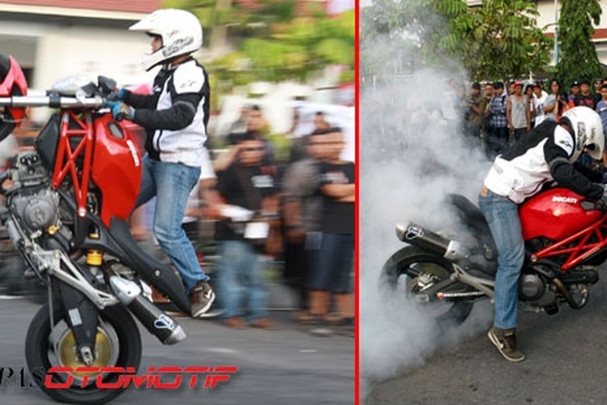 Reza, membesut Ducati Monster 795 untuk freestyle. Posturnya yang kecil didukung dimensi Monster yang tidak begitu tinggi membuatnya pede.