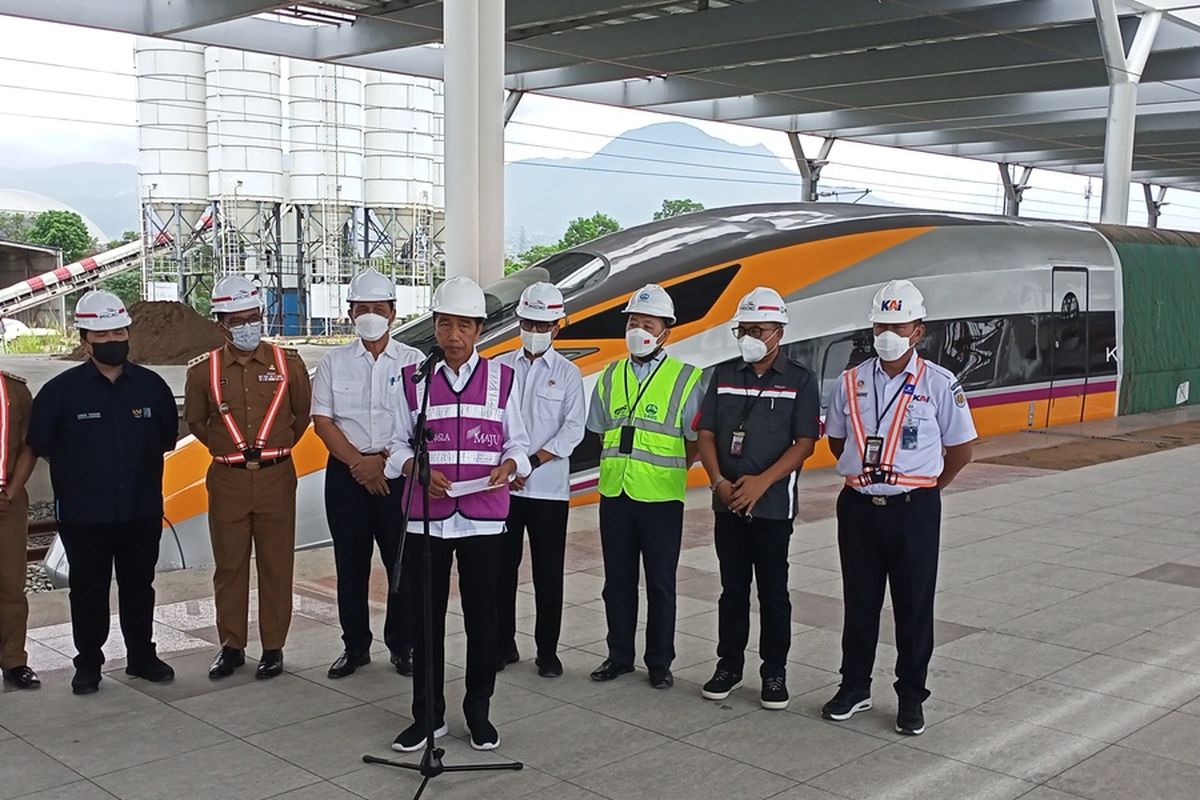 Presiden Jokowi mengharapkan Pembangunan Kereta Cepat Jakarta Bandung (KCJB) rampung pada Juni 2023, Jokowi berharap KCJB bisa mengkoneksikan hubungan antar Negara ASEAN dan Wilayah di Indonesia